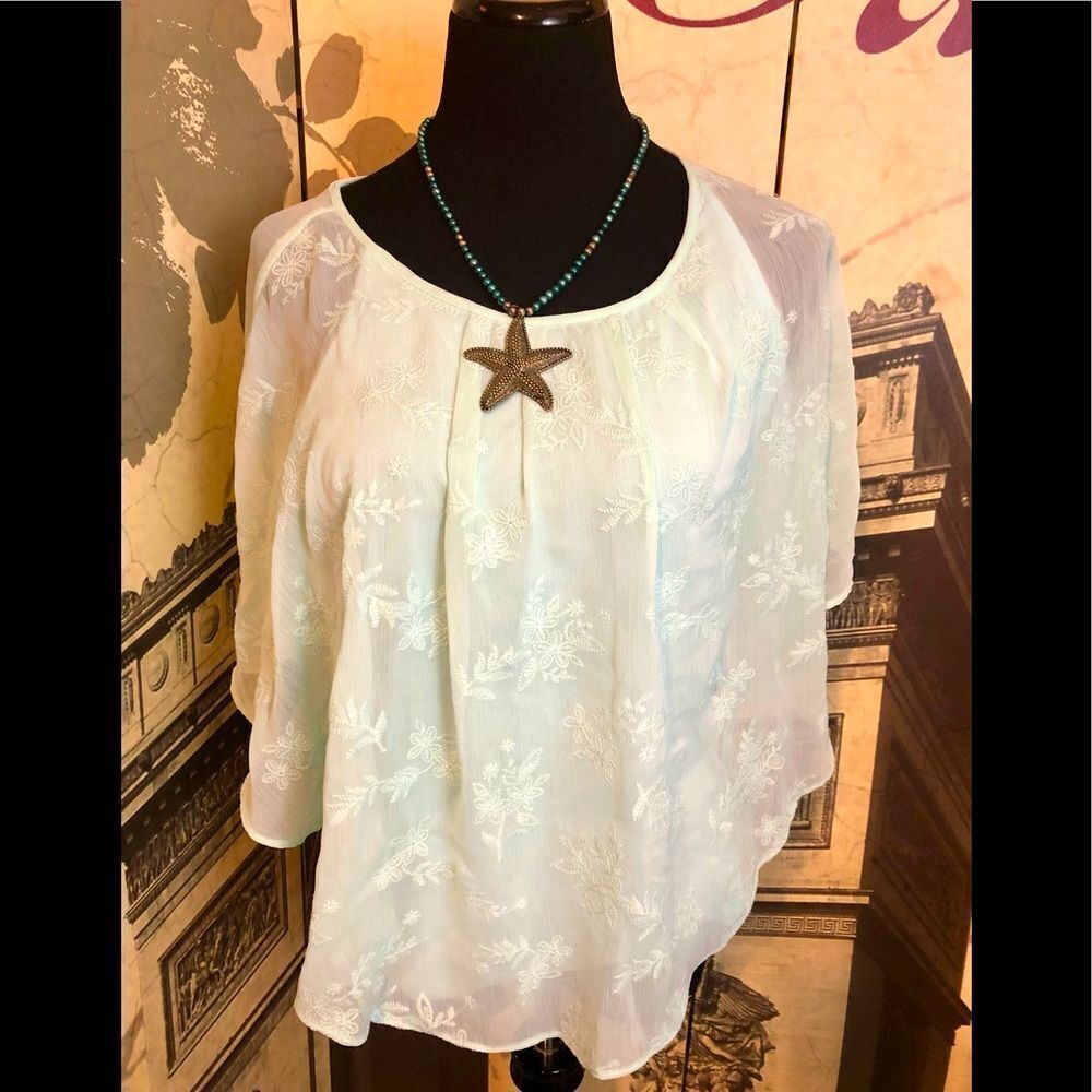 Beautiful blouse by I.N. Studio size PM
